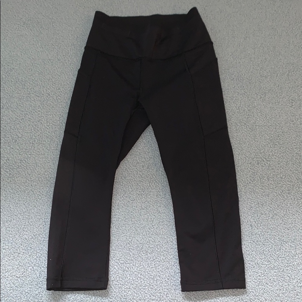 Lulu lemon 17” Crop with side pockets